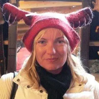 Frau mit einer Elchmütze aus Filz