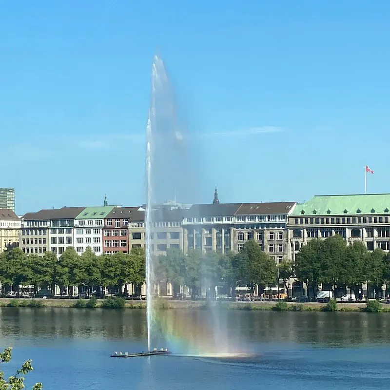 Blick aus dem Fenster des Fairmont Hotels Vier Jahreszeiten auf die Wasserfontäne 
