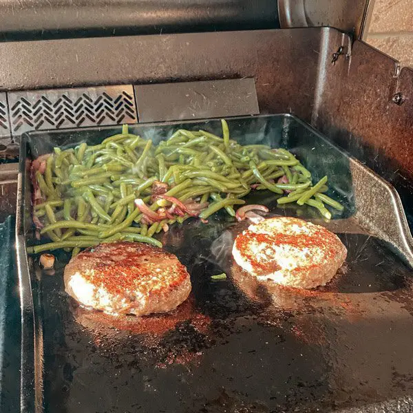 Hirschburger mit Bohnen auf Gasgrill 