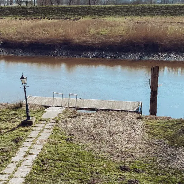 Steg und Laterne an Flussufer