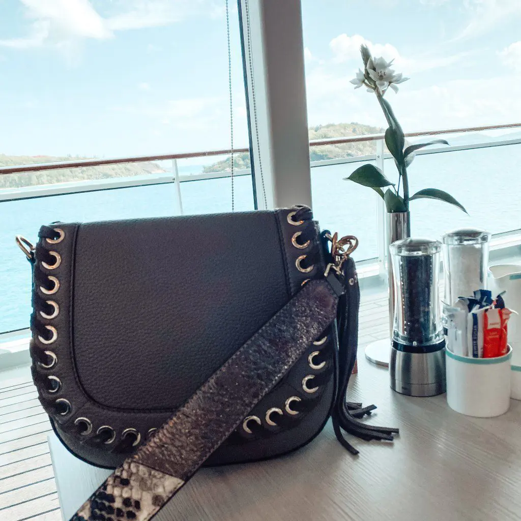 Im Yachtclub der MS Europa 2 Blick auf die Seychellen mit Tasche davor