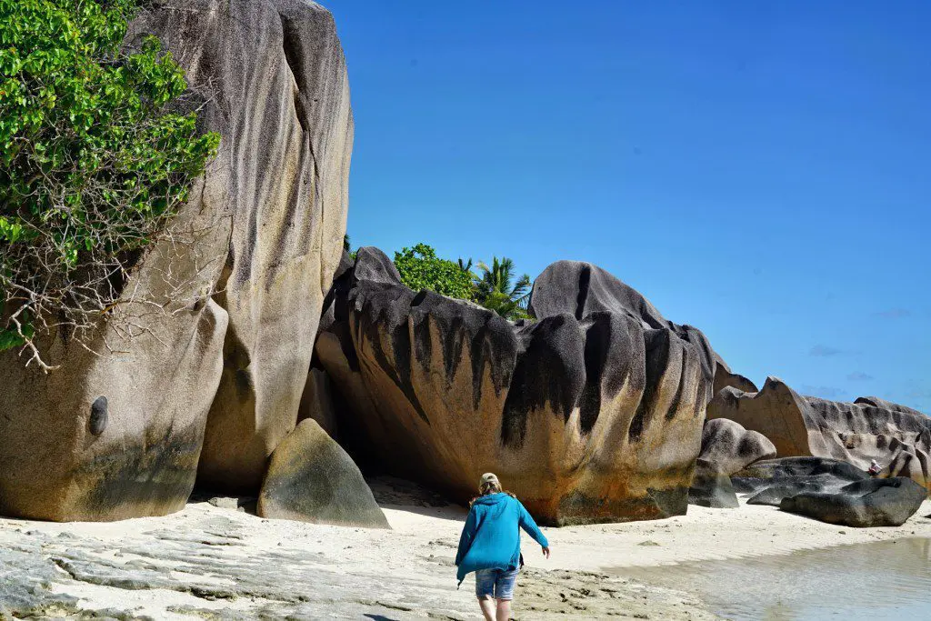 Granitfelsen auf La Gigue mit Paula von hinten (ich) davor 