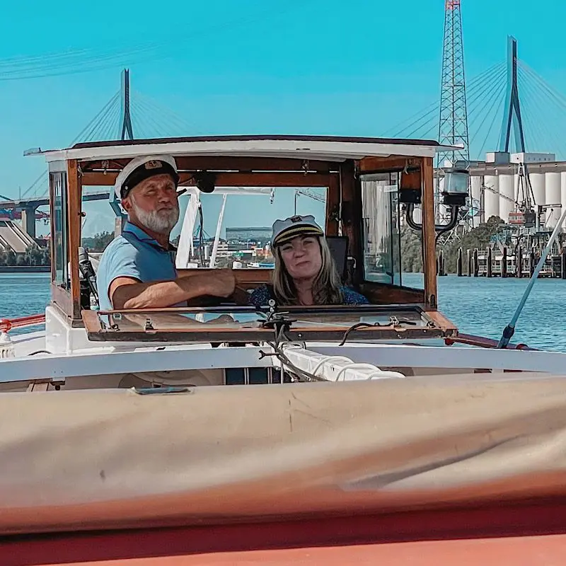 Paula im Steuerhaus mit dem Captain der Barkasse Tanja vor der Köhlbrandbrücke 