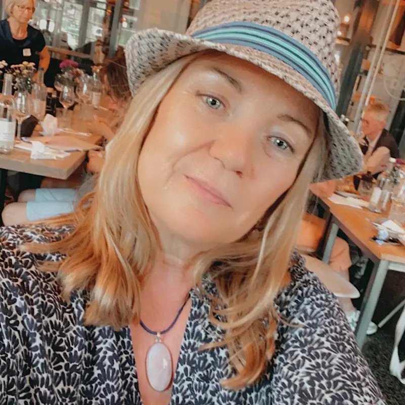 Paula probiert einen Hut im Wasserschloss 