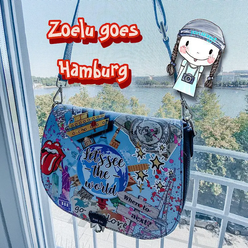 Bunte Tasche hängt vor dem FEnster mit Blick auf die Binnenalster 