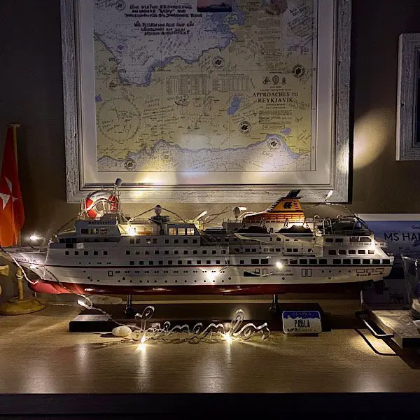 Cover mit alter MS Hanseatic als Modell, ich nenne es mein Hanse-Schrein, im Hintergrund eine gerahmte Seekarte