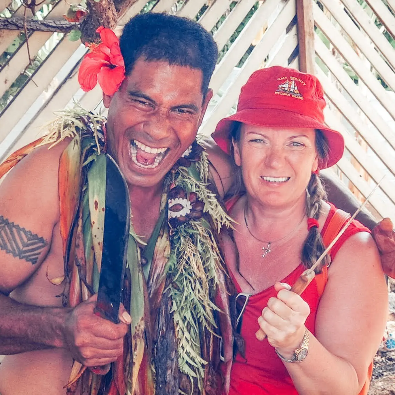 Yes we can -  Frau Paula und ein Einheimischer schauen grimmig auf gestelltem Bild auf Tonga 