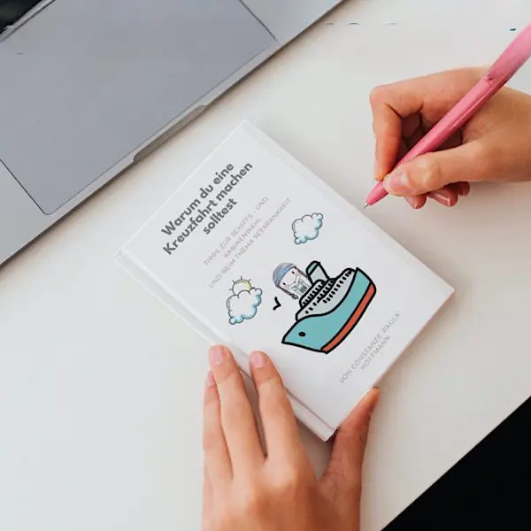 Mockup mit meinem Kreuzfahrt Bundle zum Download am Schreibtisch