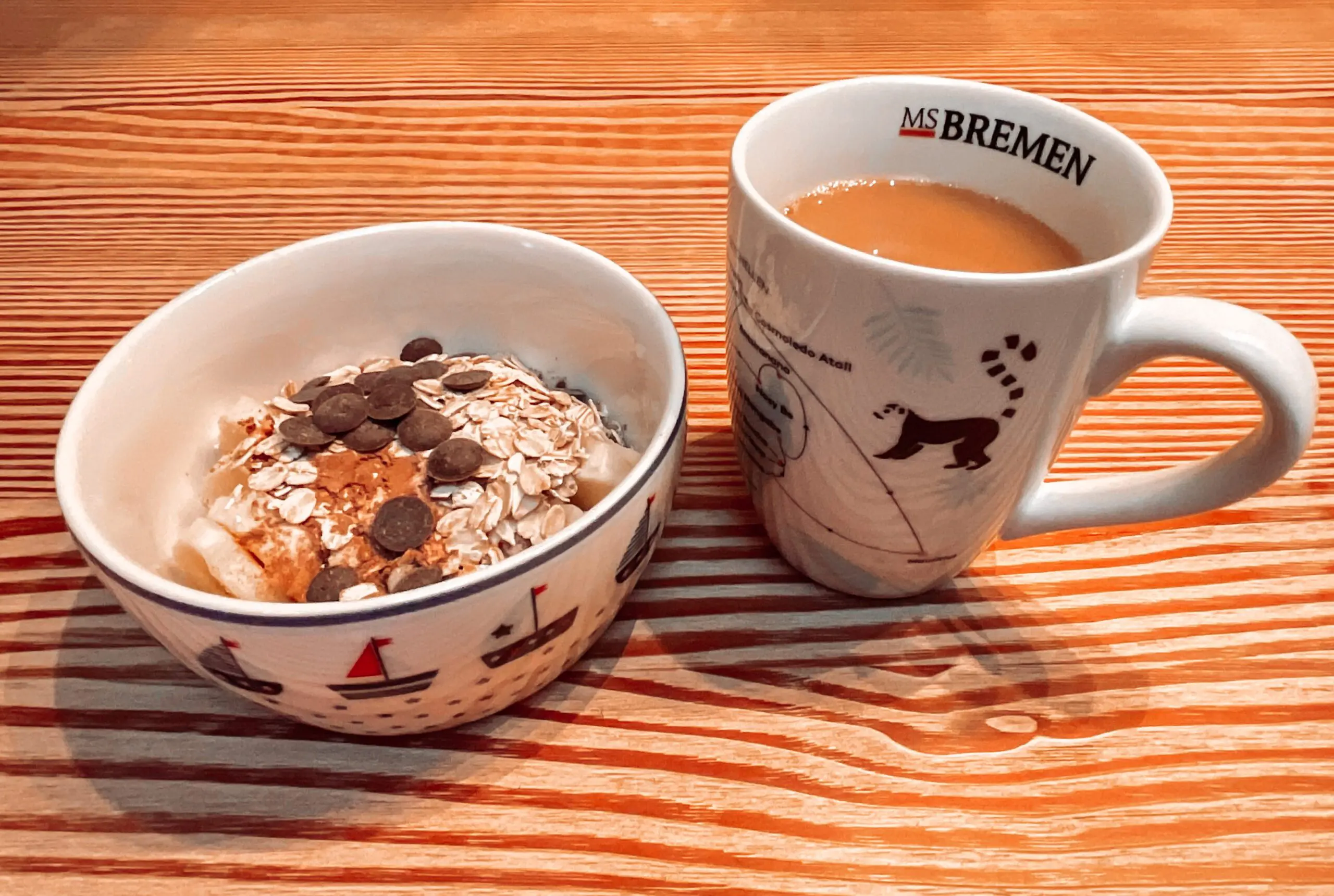 Müsli mit Jogurt und Kaffe mit Milch