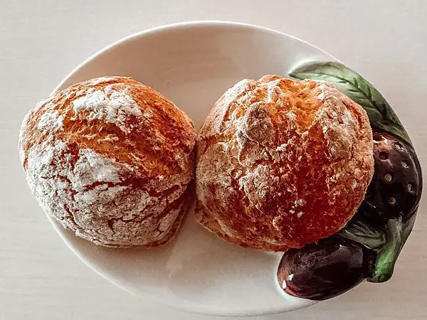 Zwei Low Carb Brötchen