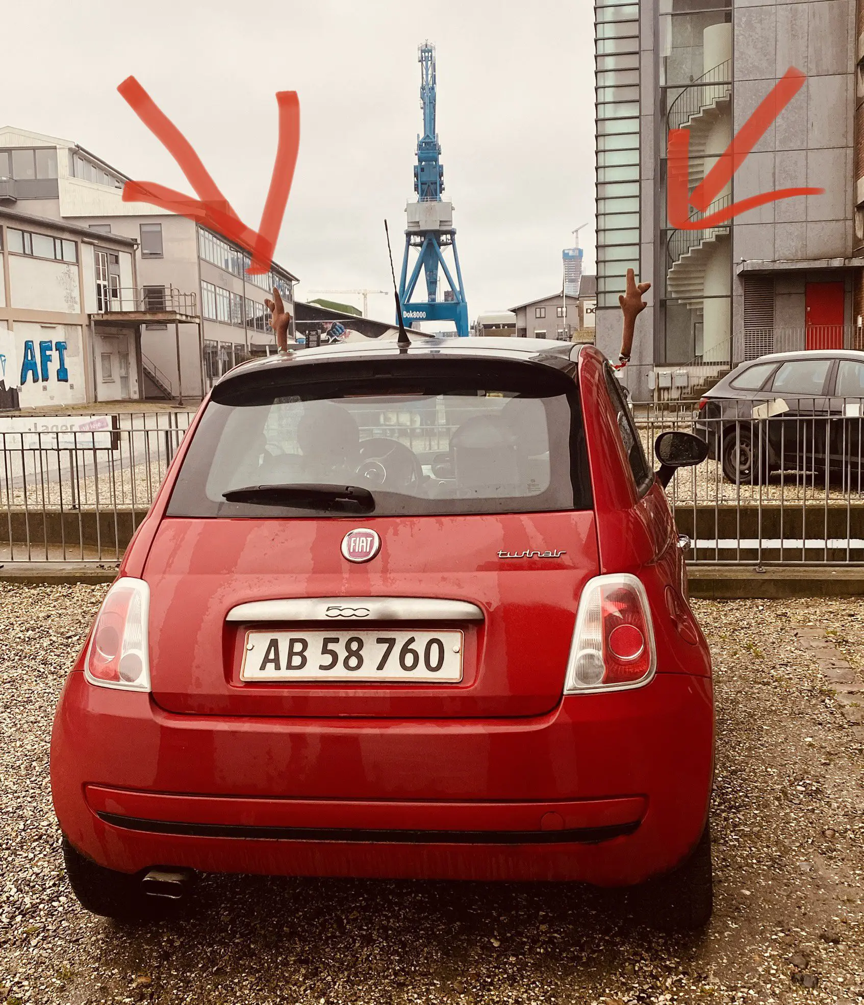 Kleiner roter Fiat mit Rentiergeweih 