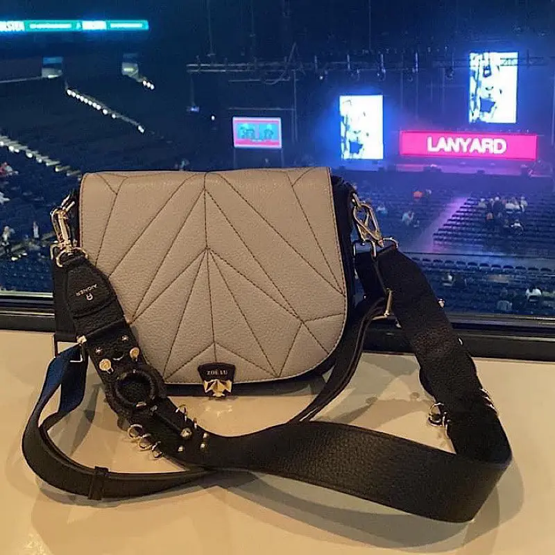 Zoelu-Tasche auf dem Tresen in der Lounge bei Bülent Konzert in Hamburg 