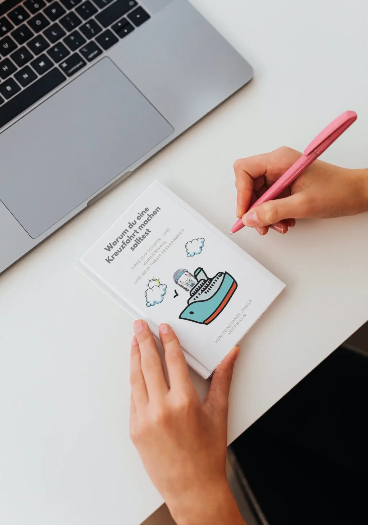 Vor dem Mac Book - das Cover zu meinem EBook - Warum du eine Kreuzfahrt machen solltest