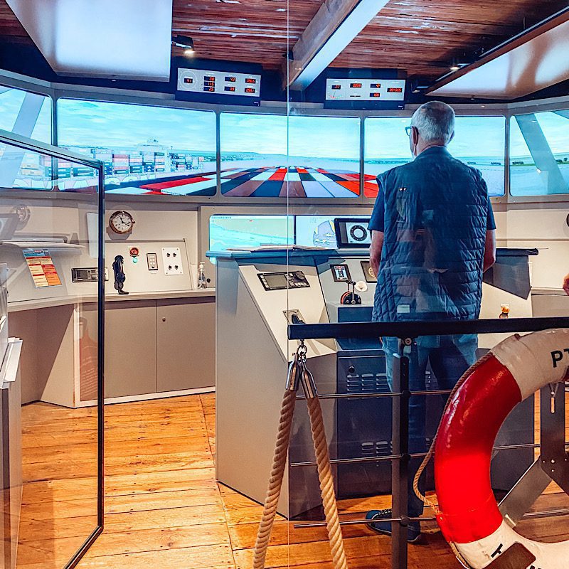 Mann steuert ein Containerschiff am Schiffs-Simulator im Maritimen Museum 