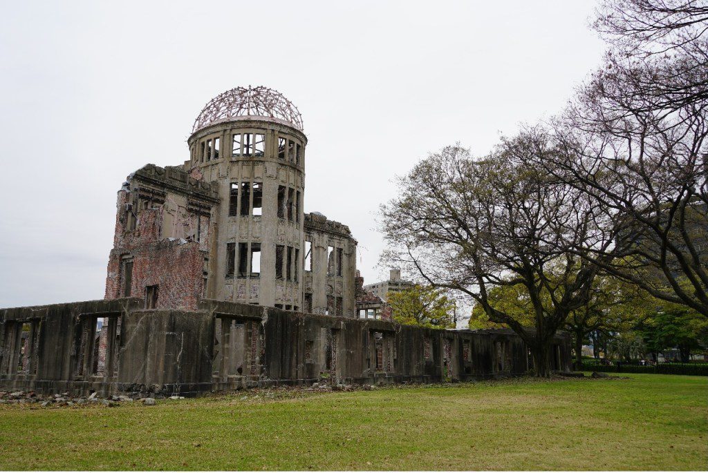Hiroshima - als Mahnmal steht in der Stadt die Ruine der Industrie- und Handelskammer mit ihrer bloßen „Atombombenkuppel"