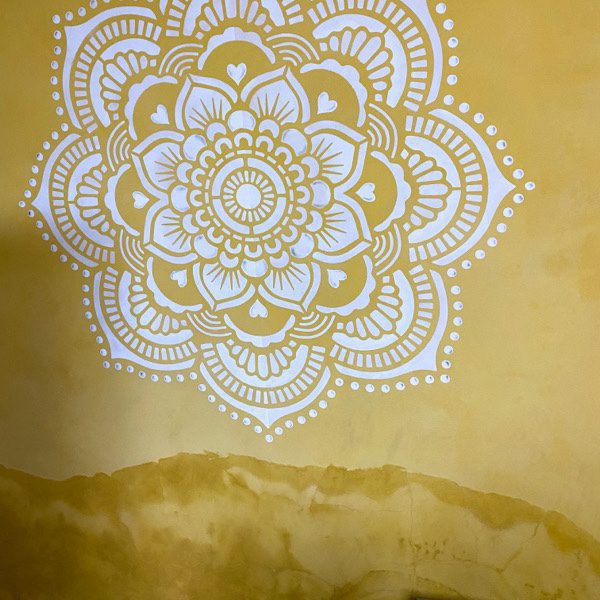 Mandala an gelber Wand leider mit Wasserschaden 
