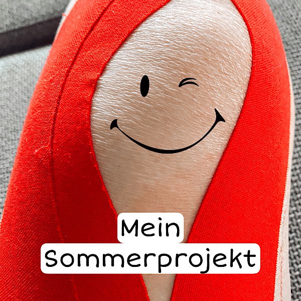 Getaptes Knie - rotes Tape und Smiley